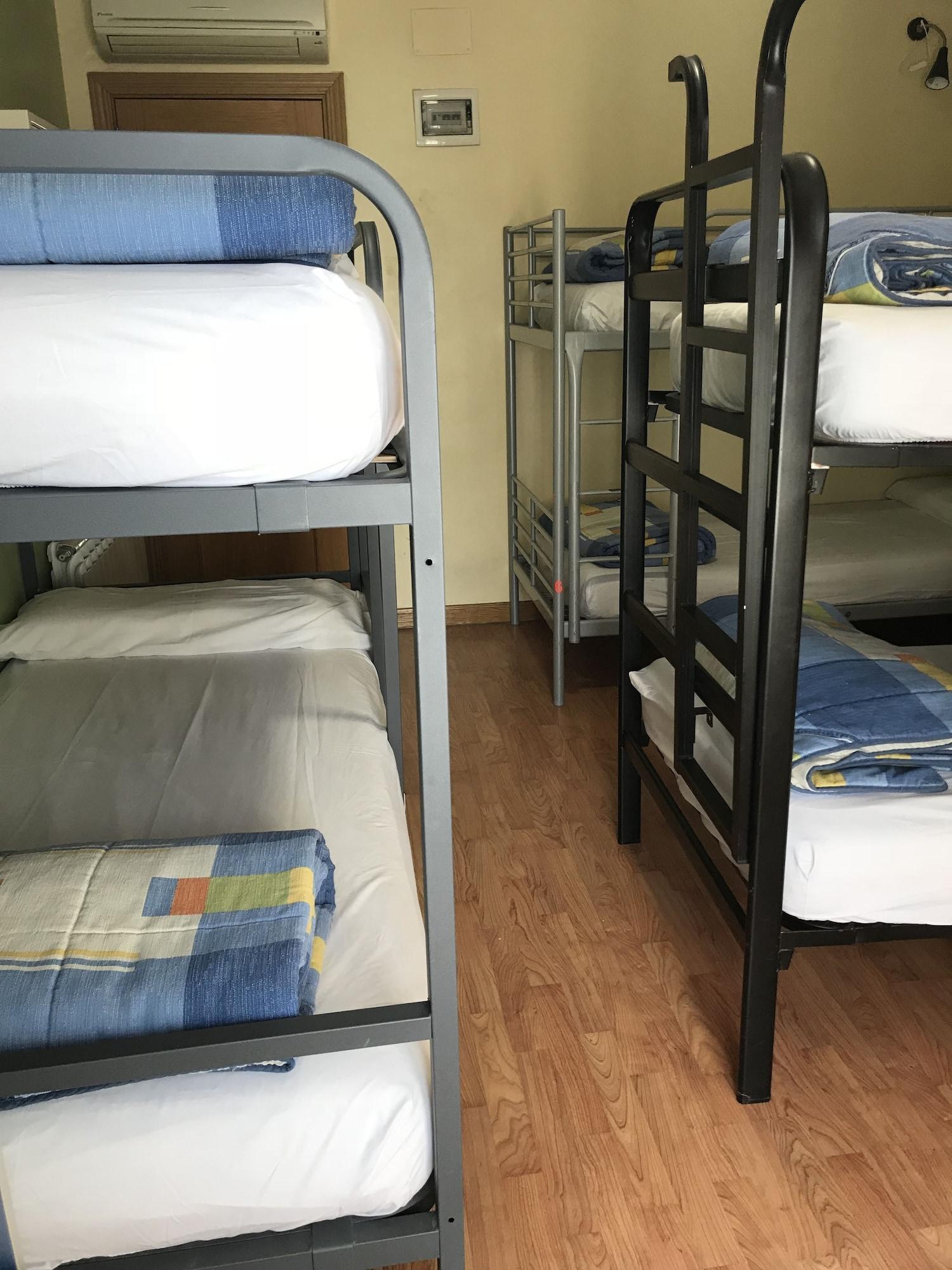 Хостел Rc Miguel Angel Мадрид Экстерьер фото A typical hostel room
